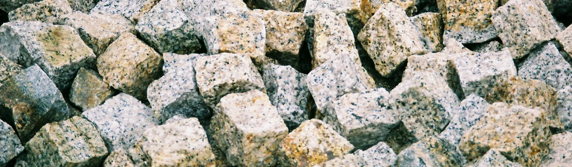 kamienie granitowe